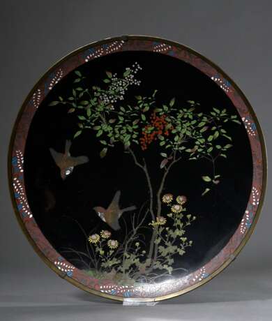 Großer Cloisonné Teller "Vögel und Sträucher mit Beeren und Blumen" auf schwarzem Grund, Rand mit Glyzinien, Meiji Zeit, Ø 50,5cm, Gebrauchsspuren - фото 3