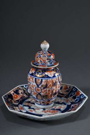 2 Diverse Teile japanisches Porzellan mit Imari Malerei, Arita 18.Jh.: Deckelväschen mit geripptem Korpus (H. 17cm, rest.) und oktogonaler Teller mit "Landschaft" im Spiegel (21x21cm) - Foto 2