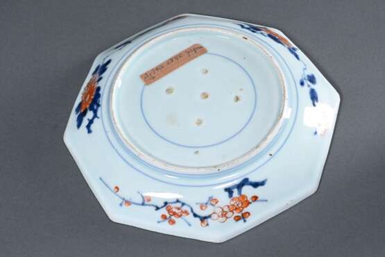 2 Diverse Teile japanisches Porzellan mit Imari Malerei, Arita 18.Jh.: Deckelväschen mit geripptem Korpus (H. 17cm, rest.) und oktogonaler Teller mit "Landschaft" im Spiegel (21x21cm) - Foto 5