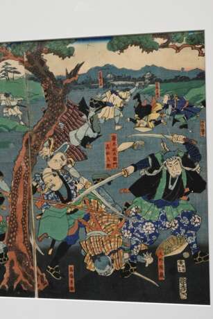 3 Kunisada (1786-1865) "Iga Adauchi no zu - Vergeltung am Iga Pass", Farbholzschnitte, Triptychon, sign. Utagawa Kunisada hitsu, Verleger Kagaya Kichiemon, im Passepartout montiert, je ca. 35,2x24cm (m.R. 60,2x… - photo 5