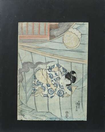 Utagawa Kunisada (1786-1865) "Frau hinter Vorhang", Farbholzschnitt, sign. Gototei Kunisada ga, Verleger Eikyudo, BM 37x26,3cm (m.R. 50x40cm), Altersspuren, u. Randdefekte - photo 2