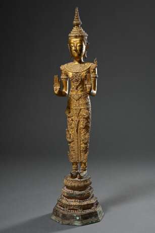 Großer "Stehender Buddha", vergoldete Bronze mit Spiegelinkrustationen, Thailand, im Ratanakosin Stil, 19.Jh., H. 107cm, kleine Abplatzungen, rest. - фото 1