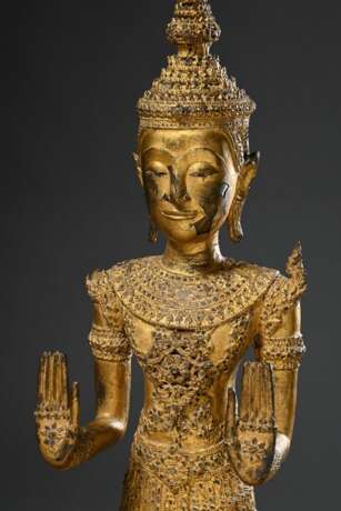 Großer "Stehender Buddha", vergoldete Bronze mit Spiegelinkrustationen, Thailand, im Ratanakosin Stil, 19.Jh., H. 107cm, kleine Abplatzungen, rest. - фото 2