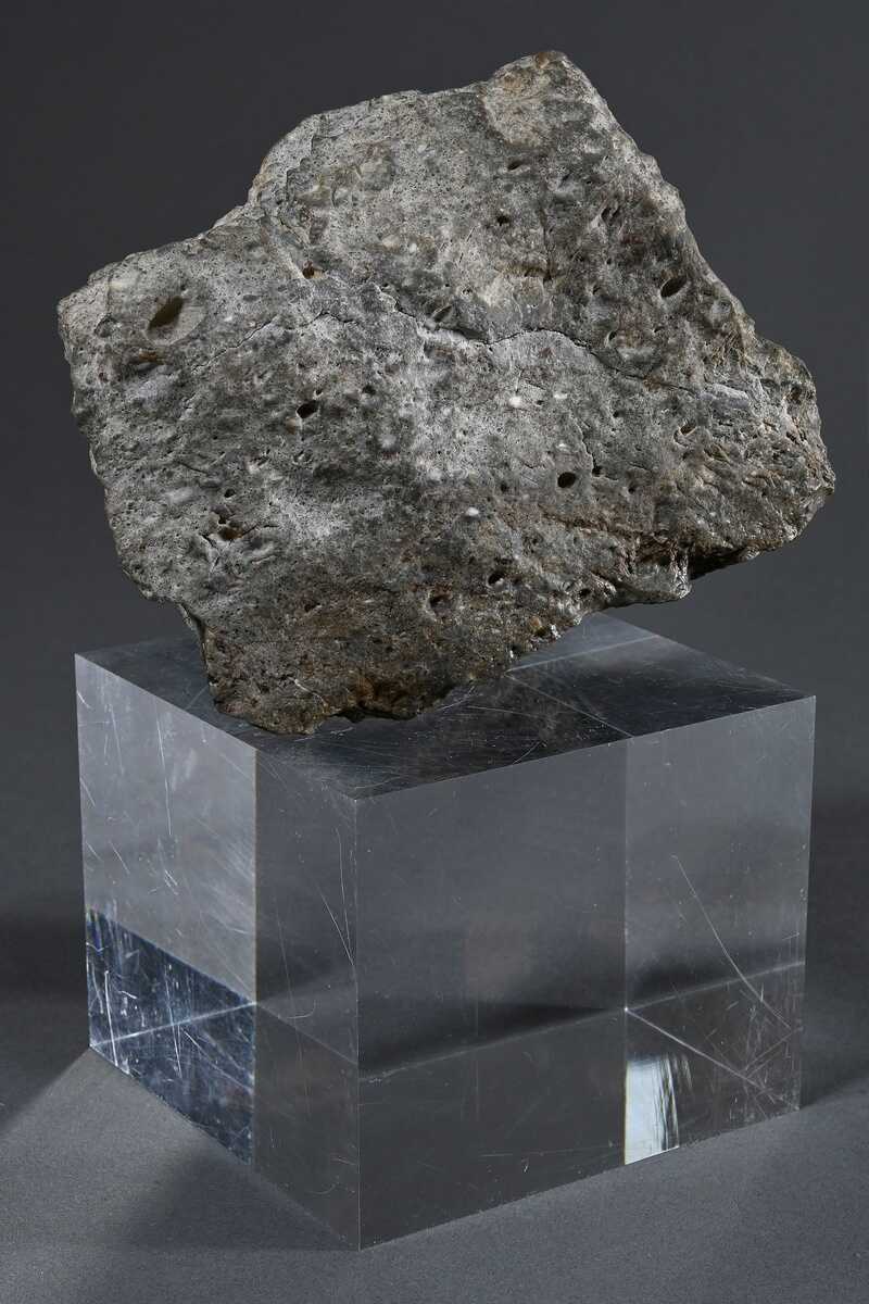 Mond Meteorit &quot;Lunare Anorthositische Hochland Brekzie&quot;, Fundort: Sahara (1995), ca. 1725g, Umfang ca. 36cm, Röntgenfluoreszenz Analyse liegt vor, Klassifizierung durch Prof. Dr. Beda Hofmann (Leiter Abteilung …