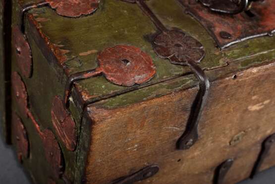 Mittelalterliches Minnekästchen mit floralen, rot bemalten Eisenbeschlägen und Leder Interieur, Holz grün gefasst, wohl Oberrhein 15.Jh./16.Jh., 11x20x12cm, Alters- und Gebrauchsspuren - фото 3