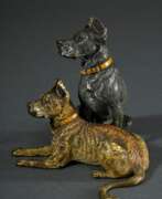 Objets de vertu. Wiener Bronze Gruppe &quot;Doggen&quot;, farbig bemalt, um 1900, H. 7,5cm, Gebrauchsspuren