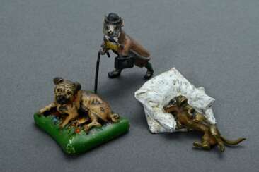 3 Diverse Wiener Bronze Miniaturen: &quot;Mops auf Kissen&quot; (H. 1,8cm), &quot;Schlafender Dackel auf Kissen&quot; (L. 4,7cm) und &quot;Eiliger Mäuserich&quot; (H. 3,1cm), farbig bemalt, Gebrauchsspuren