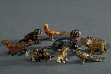 8 Diverse Wiener Bronze Miniaturen, polychrom bemalt: 3 Dackel, 1 Jagdhund, 1 Bär, 1 Pfau, 1 Fasan und 1 Katzengruppe, H. 1,7-2,7cm