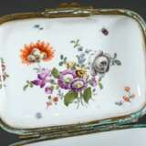 Eckige Tabatiere in Meissen Art auf kleinen Balusterfüßchen mit polychromer Blumenmalerei in Meissen Art, 19.Jh., 6x11x8cm, Boden gestempelt "gekreuzte Schwerter unter Krone", Alterspuren - photo 5