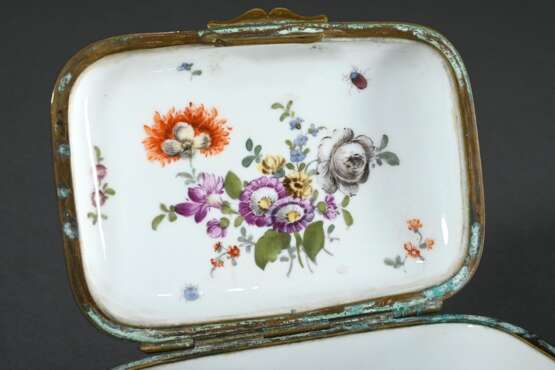 Eckige Tabatiere in Meissen Art auf kleinen Balusterfüßchen mit polychromer Blumenmalerei in Meissen Art, 19.Jh., 6x11x8cm, Boden gestempelt "gekreuzte Schwerter unter Krone", Alterspuren - Foto 5