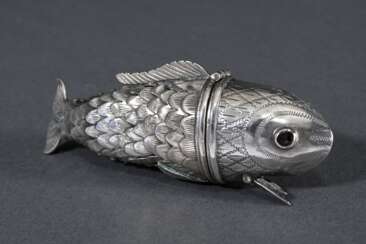 Besamim Gliederfisch mit beweglichem Schwanz und roten Glasstein Augen, Kopf klappbar, Apenrade um 1800, Silber, 34g, L. 8,7cm, Vgl.: Flemming Norgaard, De fiskeformede hovedvandsaeg, Kopenhagen 1973, S. 55