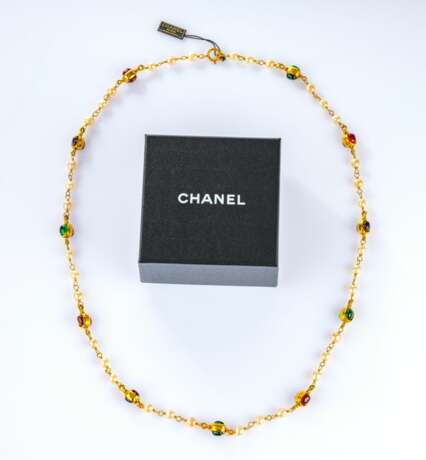 Chanel. Faux Pearl Sautoir mit farbigen pâte de verre Steinen. - Foto 3