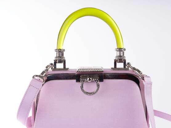 Christian Dior. Seidenhandtasche mit Plexiglas-Henkel. - Foto 4