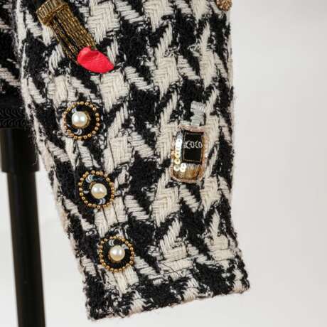 Chanel. Seltene Tweedjacke mit aufwendigen Applikationen. - photo 5