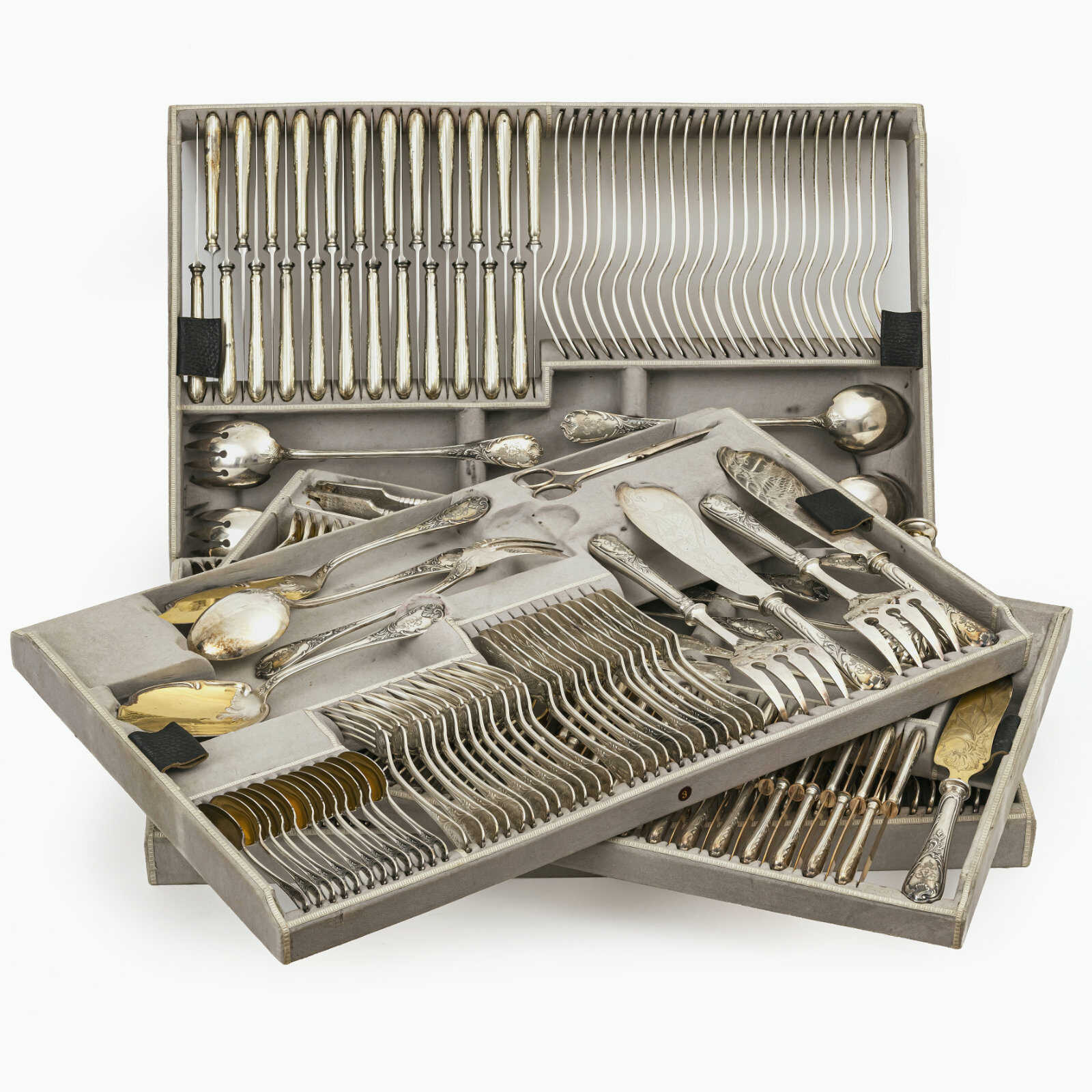 A cutlery box with 291 pieces