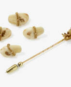 Brooches and pins. Hunting trophy jewellery, lapel pin and four buttons