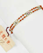 Handschmuck. Kinder-Armband mit Emailmalerei und Korallen