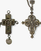 Bijoux de cou. Two cross pendants, one with a necklace with slider