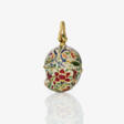 A small mango-shaped pendant with colourful enamel - Prix ​​des enchères