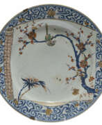 Produits et art asiatiques. A plate with scroll painting decoration