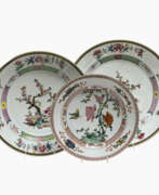 Produits et art asiatiques. Three platters