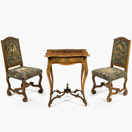 A pair of chairs - photo 1