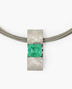 Колье и цепочки. A necklace with emerald set in platinum