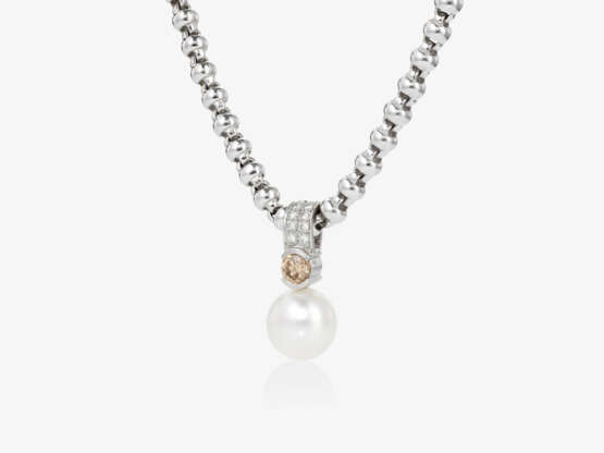 A necklace with pearl and brilliant-cut diamonds - photo 1