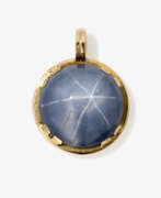 Neck jewellery. A pendant with a large star sapphire