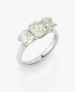 Ringe. Klassischer Allianzring besetzt mit drei Diamanten im modifizierten Cushion Cut