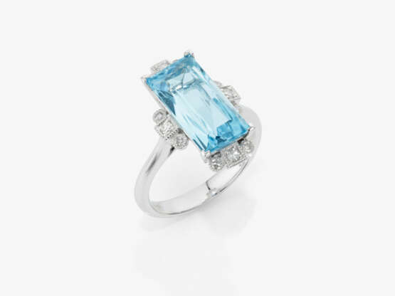 A Vintage aquamarine ring decorated with brilliant-cut diamonds - photo 1