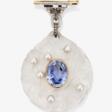 Brosche mit großem floralem Glasanhänger und großem hellblauem Saphir im ZentrumA brooch with a large floral glass pendant and large light blue sapphire in the centre - Now at the auction