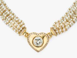 Perlenkette mit herzförmiger Schließe mit großem BrillantenA pearl necklace with a heart-shaped clasp with a large brilliant-cut diamond