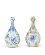 Ming dynasty. DEUX VASES EN PORCELAINE BLEU BLANC