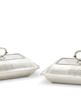 PAIRE DE LÉGUMIERS ET LEUR COUVERCLES EN ARGENT D'ÉPOQUE GEORGE III