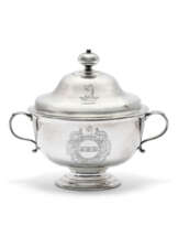 ÉCUELLE ET SON COUVERCLE EN ARGENT D’ÉPOQUE GEORGE I