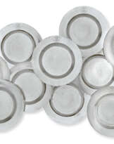 DOUZE ASSIETTES DE TABLE DE PROVENANCE ROYALE EN ARGENT D'ÉPOQUE GEORGE I