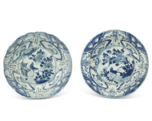 DEUX PLATS EN PORCELAINE BLEU BLANC