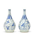 DEUX VASES PIRIFORMES EN PORCELAINE BLEU BLANC - Now at the auction