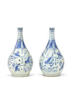 Porcelain. DEUX VASES PIRIFORMES EN PORCELAINE BLEU BLANC