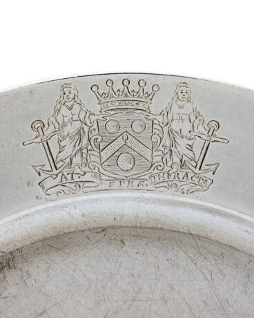 DIX-HUIT ASSIETTES DE TABLE EN ARGENT D`&#201;POQUE QUEEN ANNE - фото 4