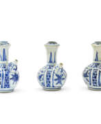 Ming dynasty. TROIS KENDIS EN PORCELAINE BLEU BLANC