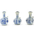 TROIS KENDIS EN PORCELAINE BLEU BLANC - Now at the auction