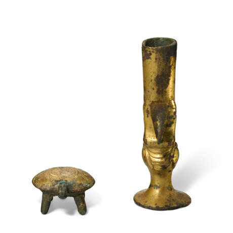 A GILT-BRONZE FERRULE AND FIGURE OF A TURTLE - photo 2