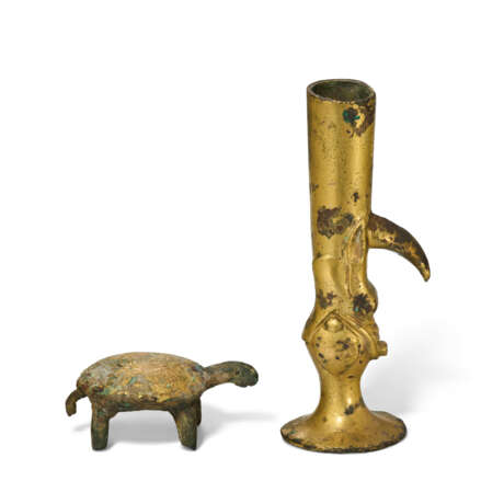 A GILT-BRONZE FERRULE AND FIGURE OF A TURTLE - photo 6