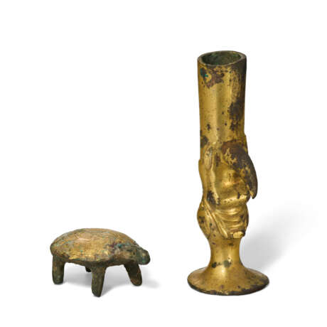 A GILT-BRONZE FERRULE AND FIGURE OF A TURTLE - photo 7