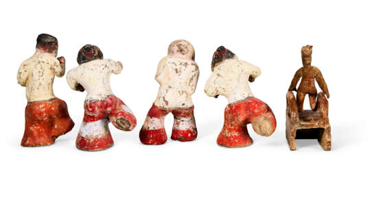 A GROUP OF FOUR PAINTED POTTERY FIGURES OF ENTERTAINERS - photo 2