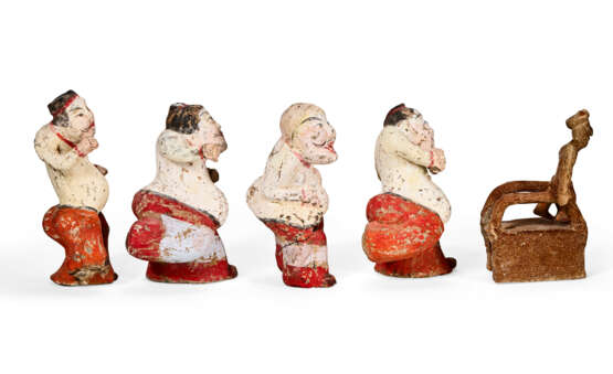 A GROUP OF FOUR PAINTED POTTERY FIGURES OF ENTERTAINERS - photo 5