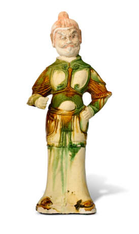 A SANCAI-GLAZED POTTERY FIGURE OF A GUARDIAN - photo 1
