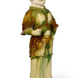 A SANCAI-GLAZED POTTERY FIGURE OF A GUARDIAN - photo 2